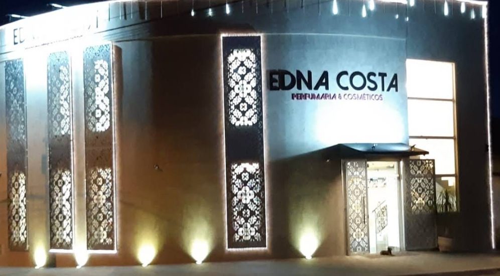 Fachada da loja Edna Costa Perfumaria & Cosméticos à noite, na Av. Dr. Abrahão Brickmann, Franca/SP